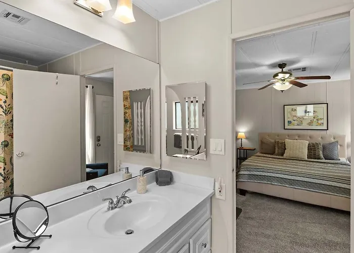 Holiday home Red Rock Getaway With Jacuzzi In West For Family *