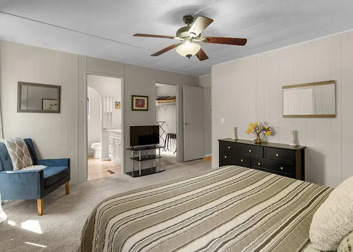 Holiday home Red Rock Getaway With Jacuzzi In West For Family