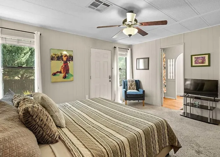 Red Rock Getaway With Jacuzzi In West For Family Holiday home