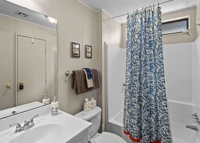 Holiday home Red Rock Getaway With Jacuzzi In West For Family *