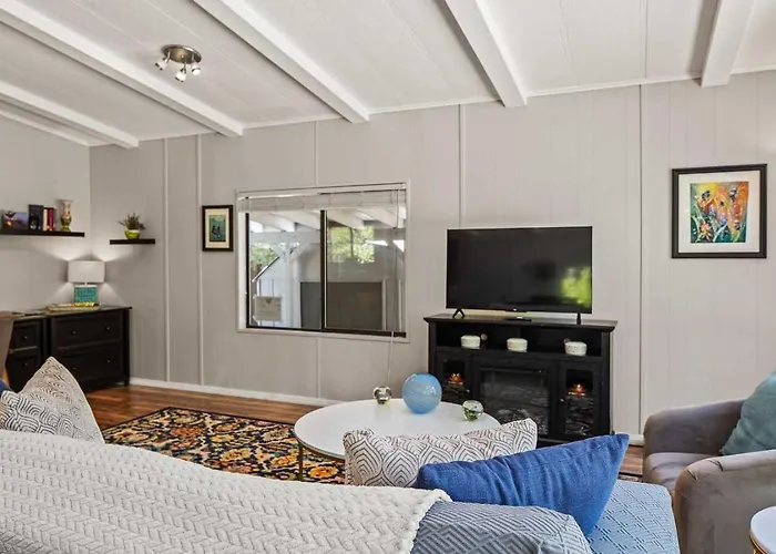 Holiday home Red Rock Getaway With Jacuzzi In West For Family *
